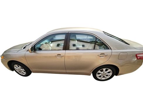 Used 2009 Toyota Camry LE image 2