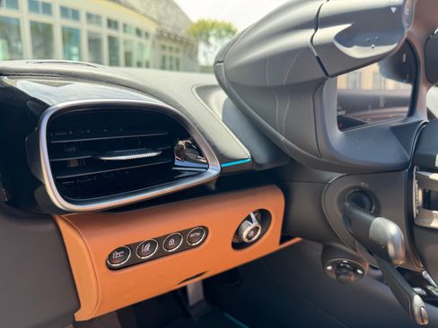 Used 2025 McLaren Artura Spider RWD image 19