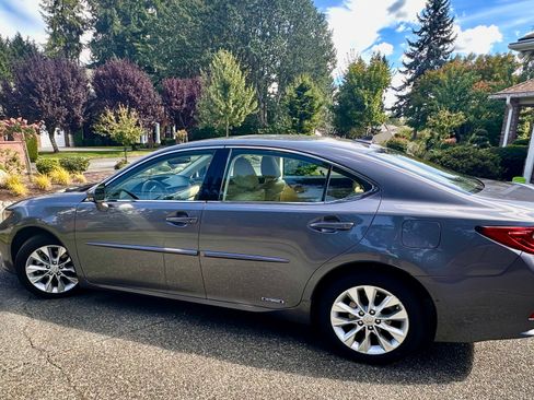 Used 2013 Lexus ES 300h w/ Luxury Pkg FWD image 4