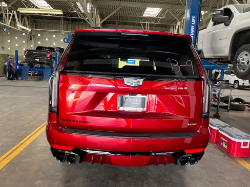 Used 2023 Cadillac Escalade V w/ LPO, ONYX Package image 2