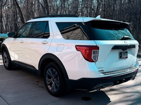 Used 2022 Ford Explorer XLT w/ Equipment Group 202A image 4