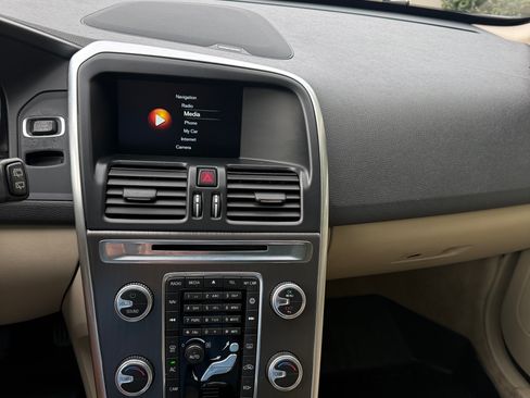 Used 2015 Volvo XC60 T5 Premier w/ Proximity Package image 9