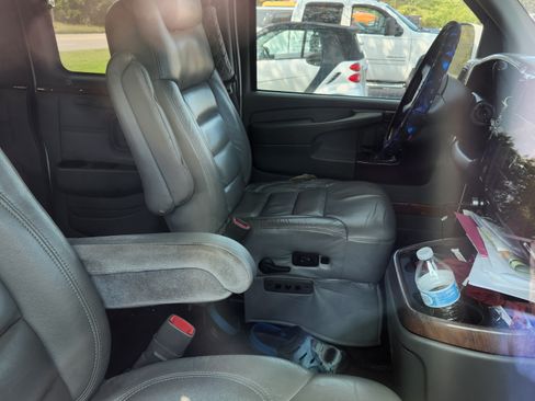 Used 2005 Chevrolet Express 1500 w/ Preferred Equipment Group image 2