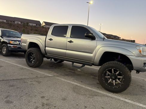 Used 2015 Toyota Tacoma PreRunner w/ SR5 Package RWD image 12