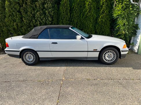 Used 1994 BMW 318i Convertible RWD image 5