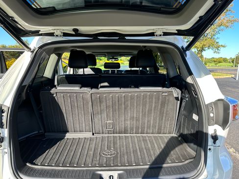 Used 2016 Toyota Highlander XLE image 8