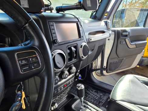 Used 2014 Jeep Wrangler Unlimited Rubicon image 14