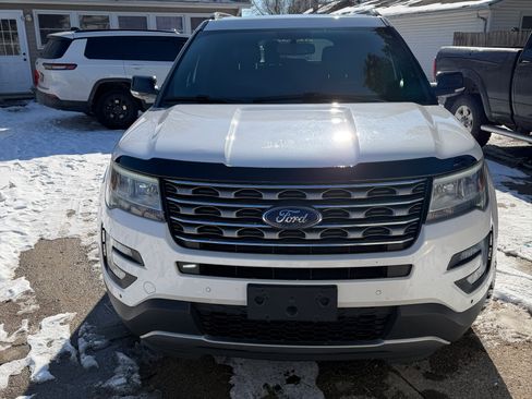 Used 2017 Ford Explorer XLT w/ Equipment Group 202A image 2