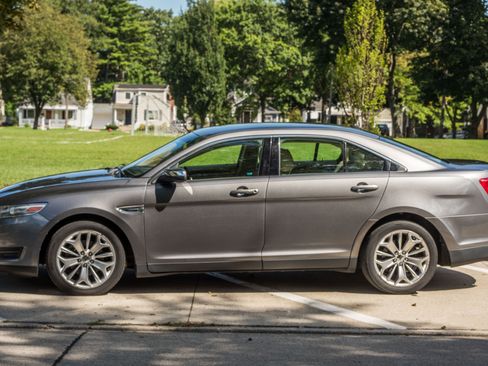 Used 2013 Ford Taurus Limited FWD image 2