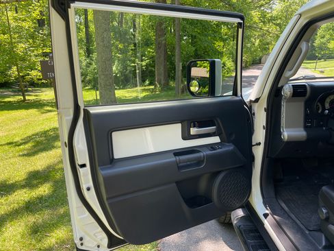 Used 2013 Toyota FJ Cruiser 4WD w/ Upgrade Pkg image 8