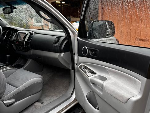 Used 2011 Toyota Tacoma PreRunner image 18