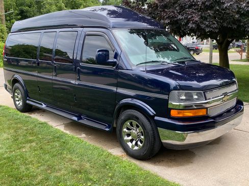 Used 2014 Chevrolet Express 2500 Extended RWD image 1