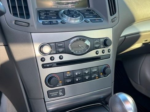 Used 2010 INFINITI G37 Journey w/ Premium Pkg image 12