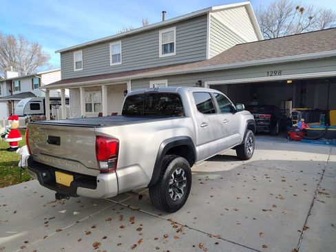 Used 2018 Toyota Tacoma TRD Sport image 10