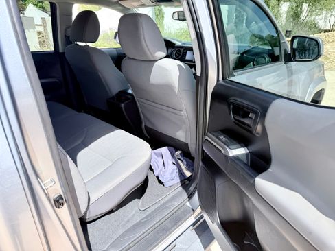 Used 2016 Toyota Tacoma SR5 w/ SR5 Appearance Package (SN) image 10