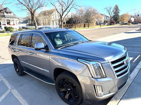 Used 2018 Cadillac Escalade Luxury image 1