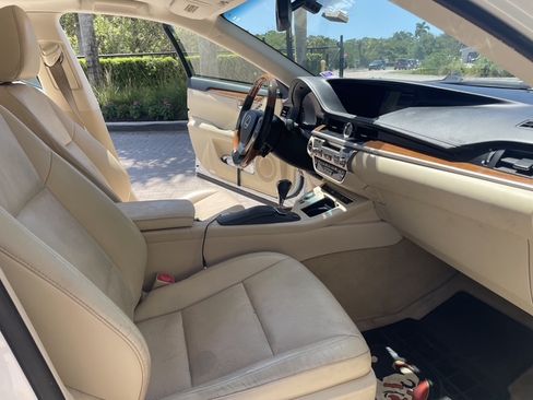 Used 2014 Lexus ES 300h w/ Luxury Package w/Bamboo Trim FWD image 19