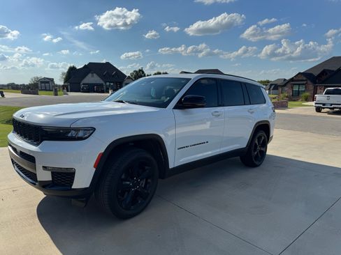 Used 2023 Jeep Grand Cherokee L Limited w/ Black Appearance Package image 9