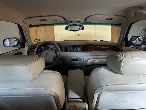 Used 2000 Lincoln Town Car Signature image 6
