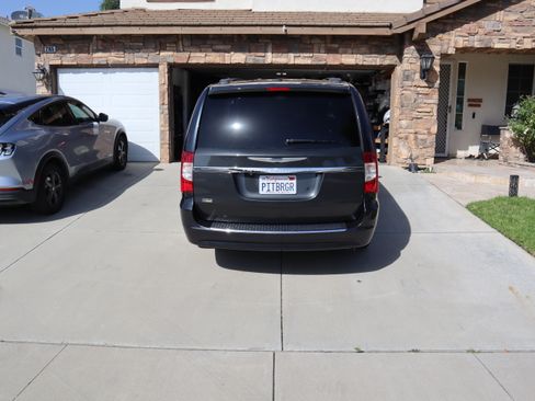 Used 2014 Chrysler Town & Country Touring image 2