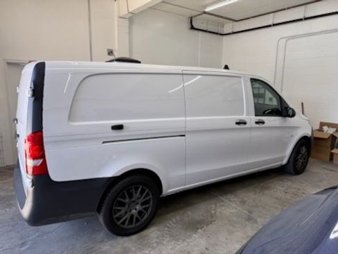 Used 2021 Mercedes-Benz Metris image 1