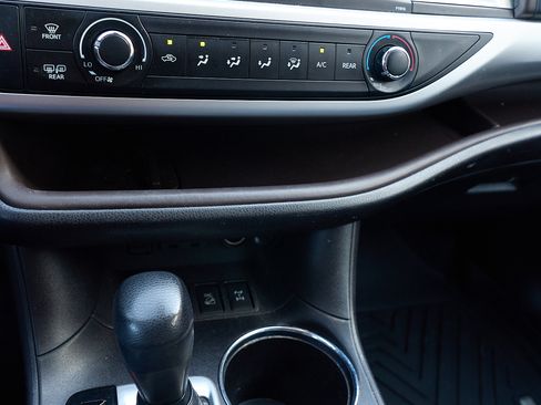 Used 2019 Toyota Highlander LE image 11