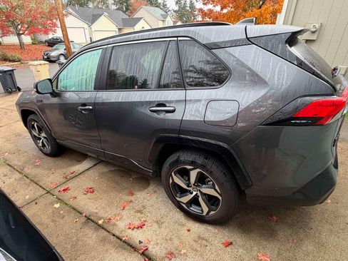 Used 2024 Toyota RAV4 SE image 16