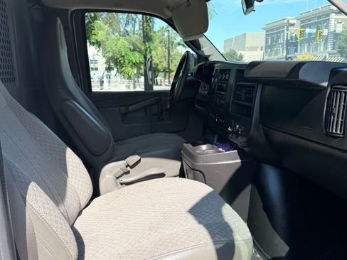 Used 2018 GMC Savana 3500 w/ Driver Convenience Package RWD image 10