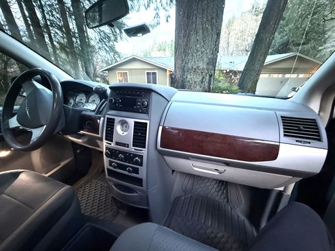 Used 2010 Chrysler Town & Country Touring image 12
