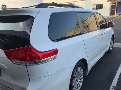 Used 2014 Toyota Sienna XLE image 4