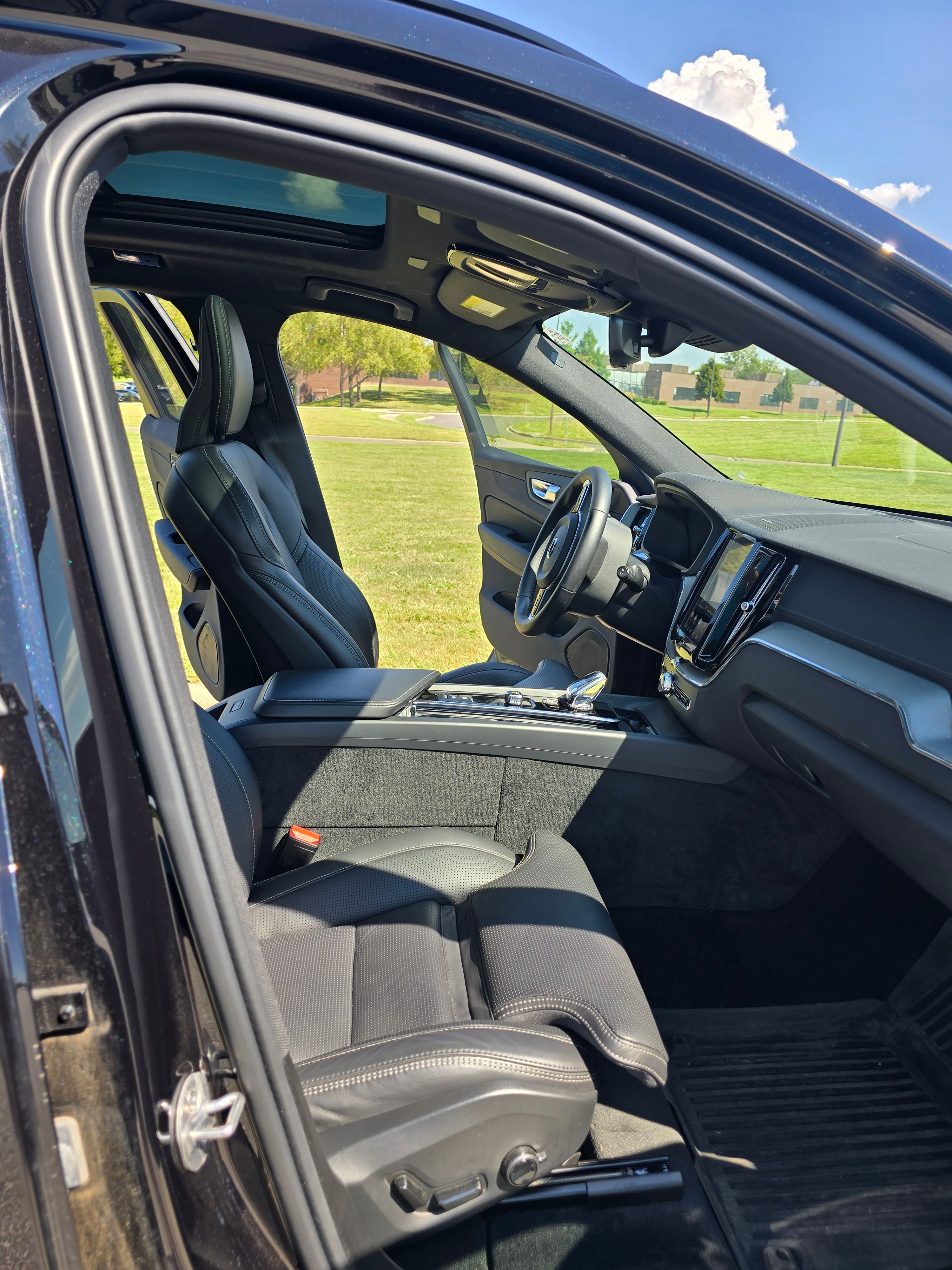 Used 2024 Volvo XC60 T8 Ultimate w/ Protection Package Premier AWD/4WD image 25