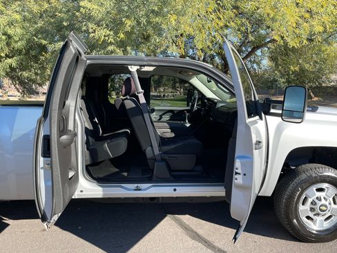 Used 2011 Chevrolet Silverado 2500 LT w/ Interior Plus Package image 5