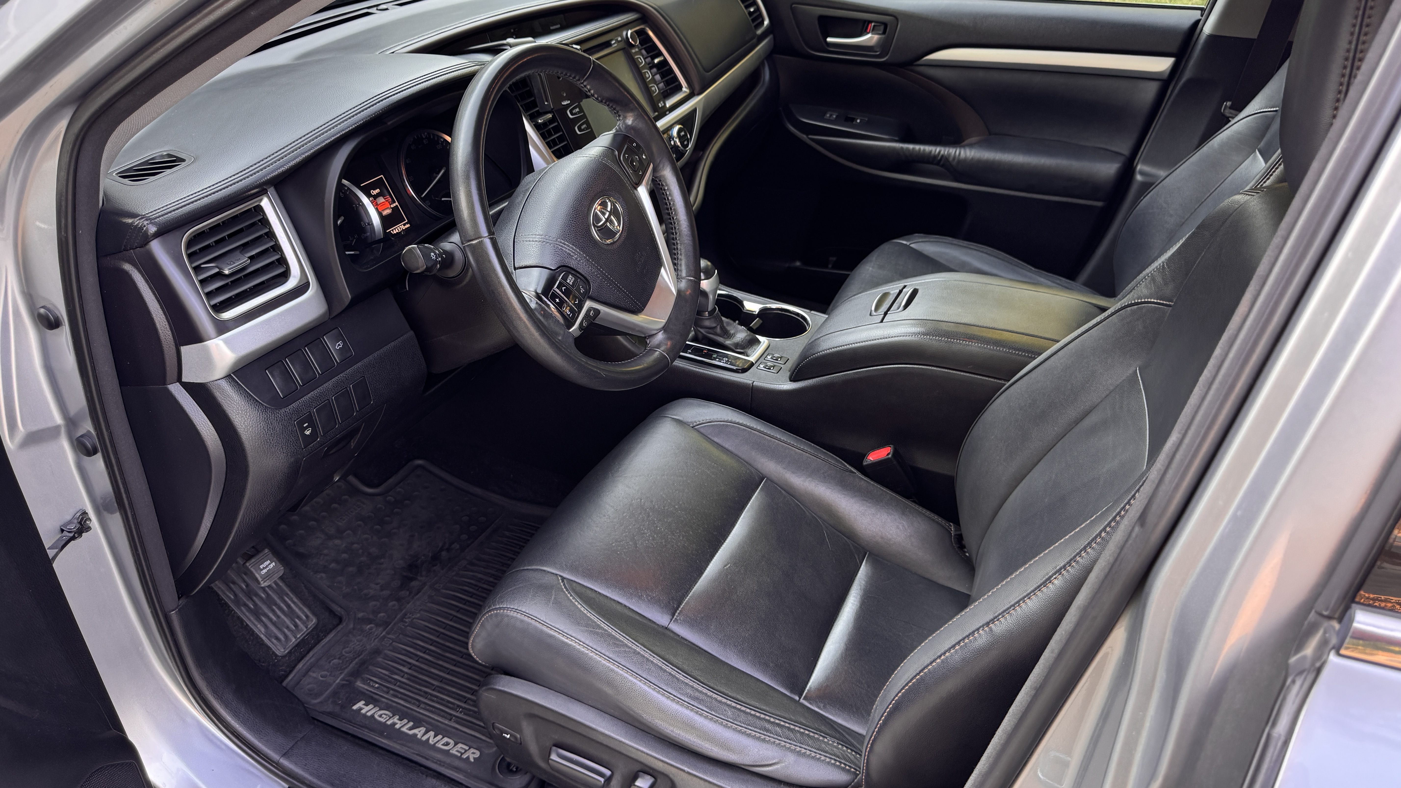 Used 2015 Toyota Highlander XLE FWD image 12