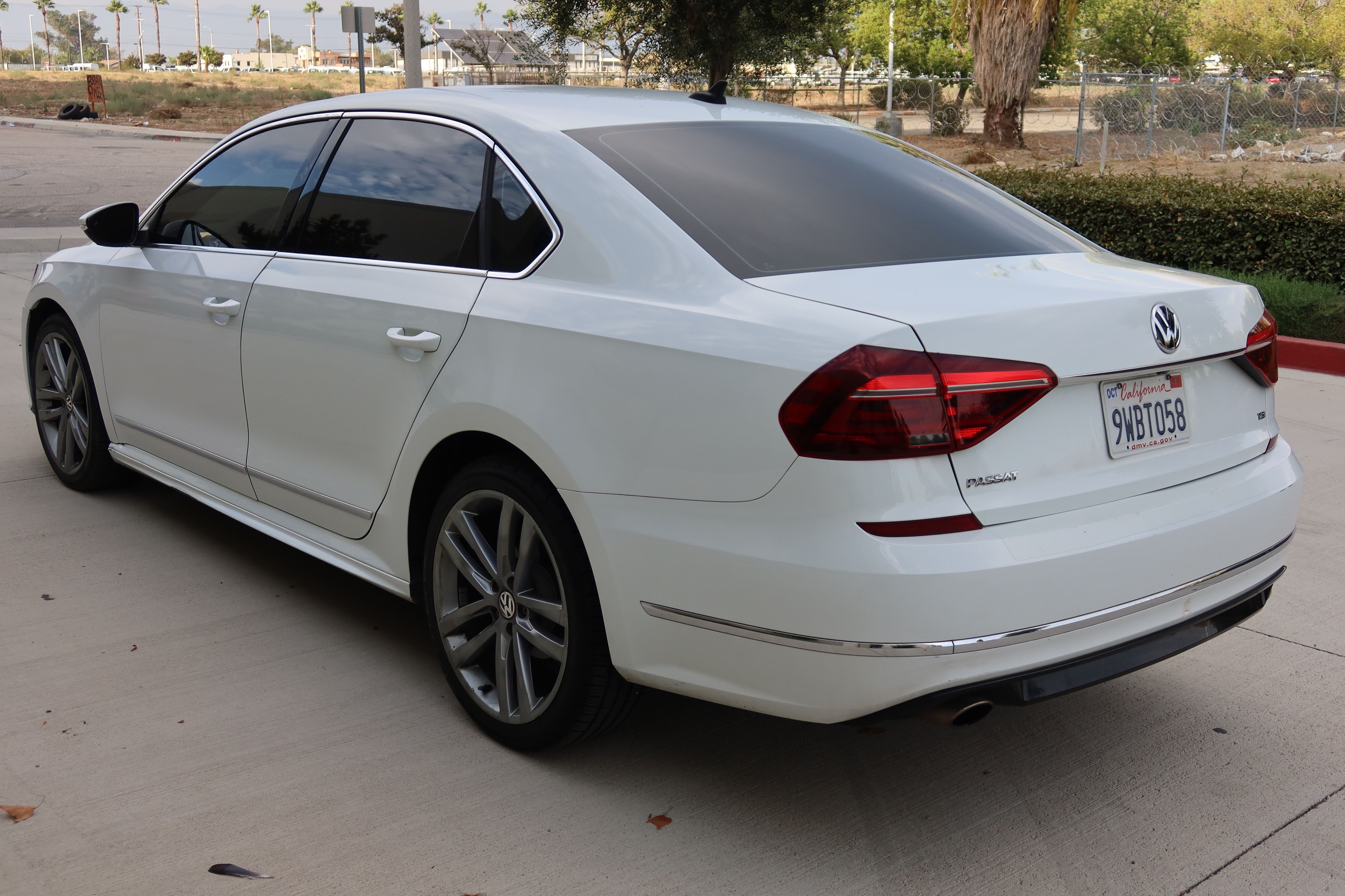 Used 2017 Volkswagen Passat 1.8T R-Line w/ R-Line Lighting Package FWD image 4