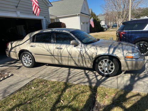Used 2011 Lincoln Town Car Signature Limited image 2