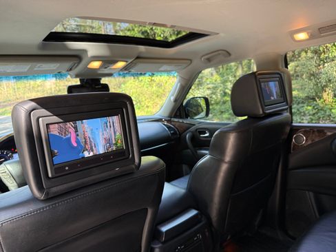 Used 2013 INFINITI QX56 4WD w/ Deluxe Touring Pkg image 2