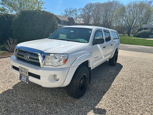 Used 2010 Toyota Tacoma 4x4 Double Cab image 1