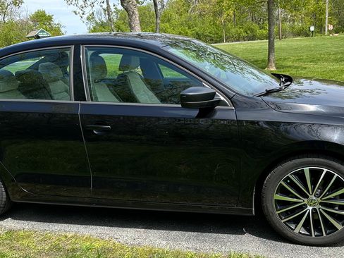Used 2016 Volkswagen Jetta Sport FWD image 4