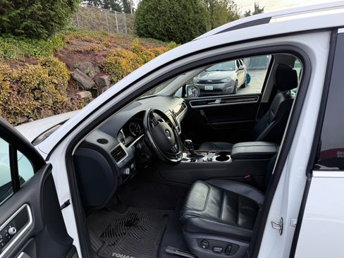 Used 2015 Volkswagen Touareg TDI image 9