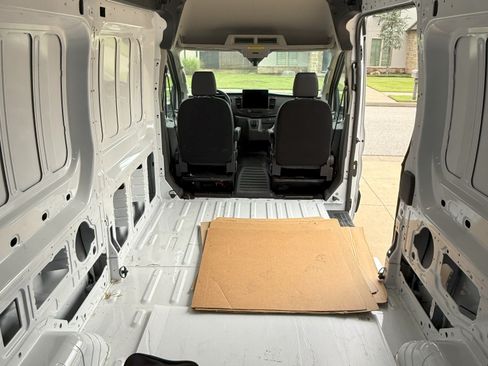 Used 2022 Ford E-Transit 148 High Roof Extended image 10