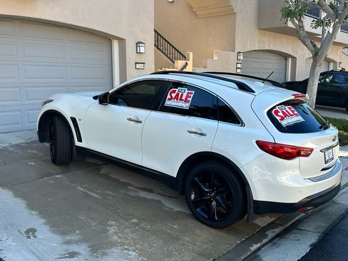 Used 2017 INFINITI QX70 3.7 w/ Premium Package image 2