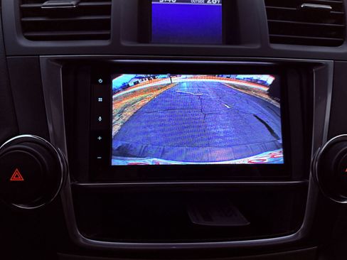 Used 2013 Toyota Highlander SE image 17