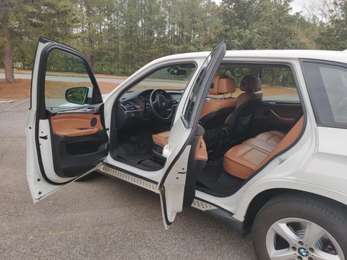 Used 2010 BMW X5 xDrive30i image 1