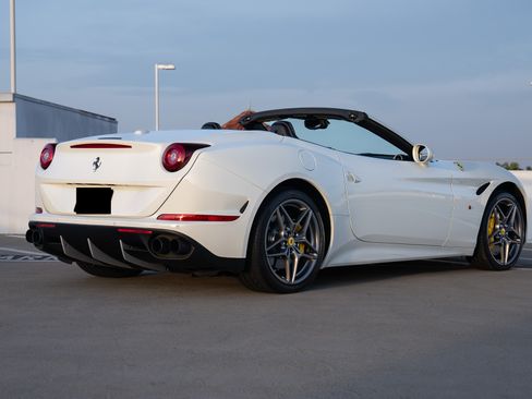 Used 2017 Ferrari California T RWD image 10
