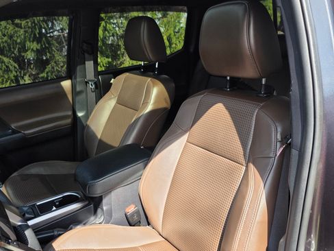 Used 2021 Toyota Tacoma Limited image 17