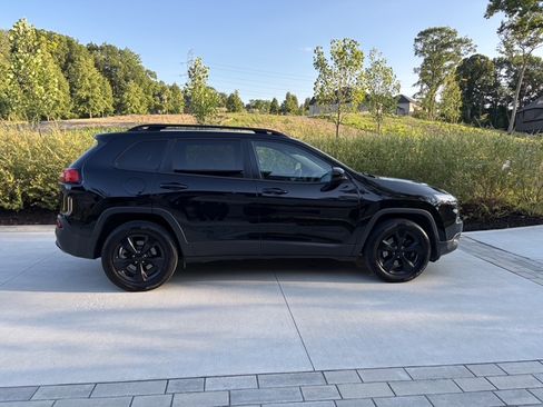 Used 2018 Jeep Cherokee Latitude w/ Altitude Package AWD/4WD image 2