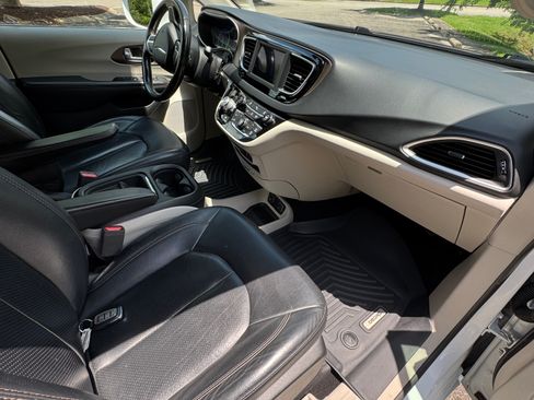 Used 2019 Chrysler Pacifica Touring-L FWD image 8