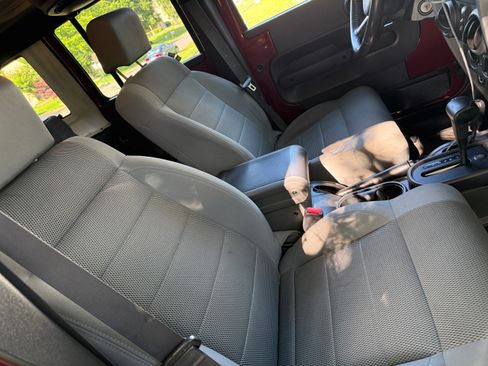 Used 2007 Jeep Wrangler Unlimited Rubicon w/ Dual Top Group AWD/4WD image 13