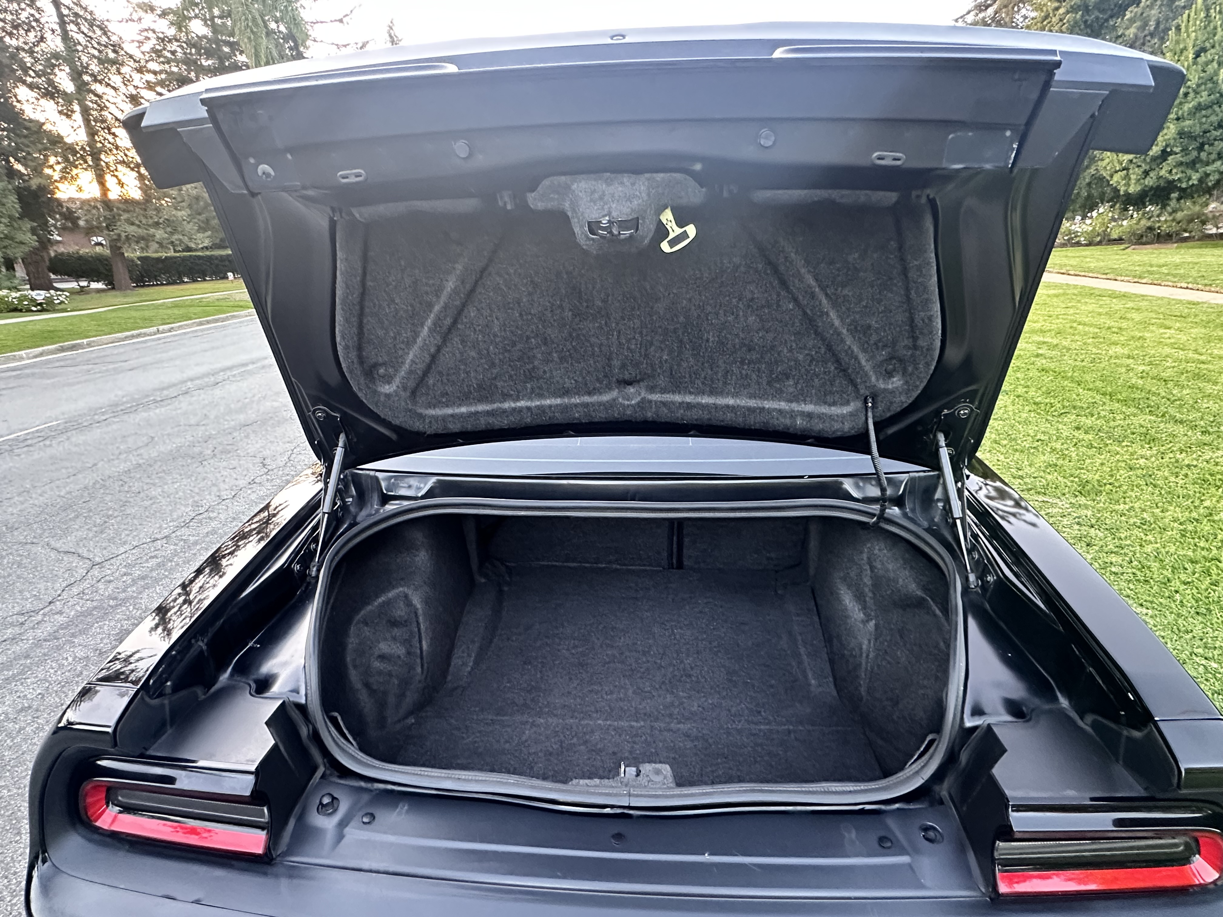 Used 2016 Dodge Challenger R/T Plus RWD image 9