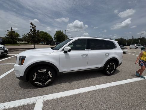 Used 2023 Kia Telluride S FWD image 1